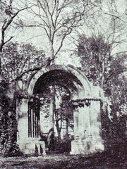 Portada de la vieja Iglesia de San Isidoro (s. XII) situada en el Campo de San Francisco