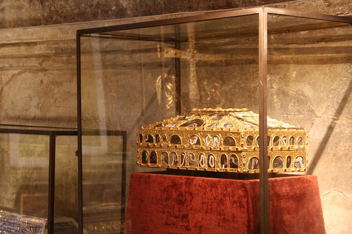 Archivo:Arqueta o caja de las Agatas.jpg