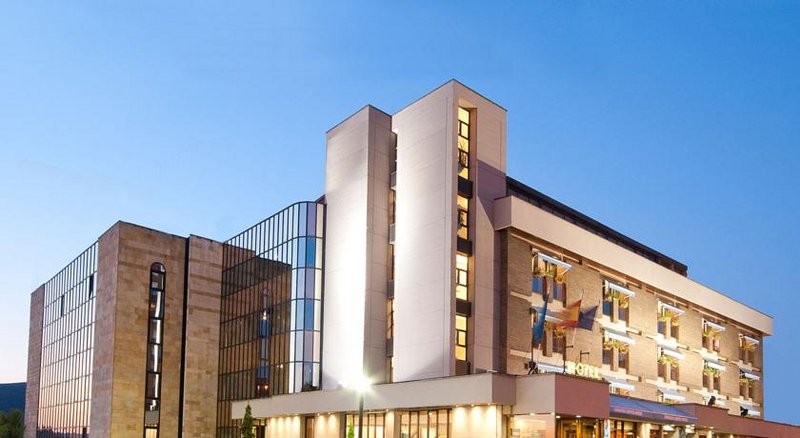 Archivo:New-hotel-oviedo 14775814802.jpg